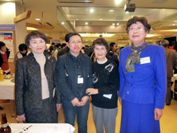 愛媛大学大学会館1階ホールで開かれた送別パーティーには、SI松山クラブから会長以下3名が出席しました。留学生と一般の方を挟んで記念写真を撮りました。