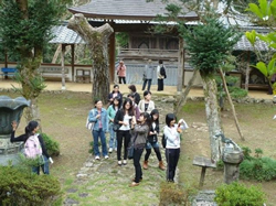 龍澤寺の山門を入った辺りで。留学生にとっては見る物全てが珍しい様子でした。