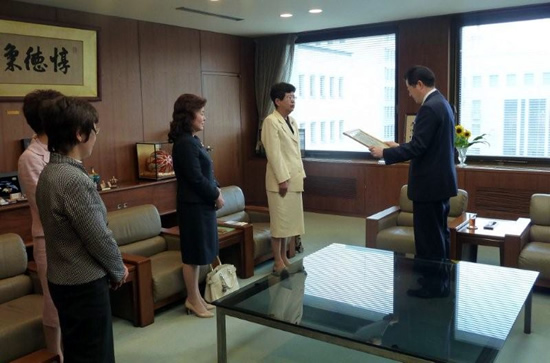 野志克仁松山市長から今井環会長に感謝状が手渡されました